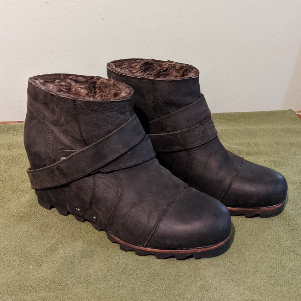 Sorel Artic Wedge w/Fur trim size 8.5